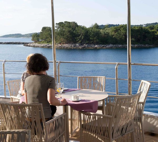 Voyager Outdoor Dining