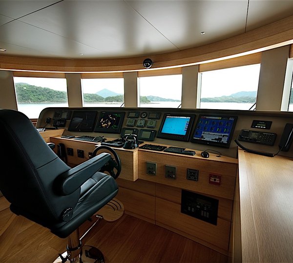 Yacht BELLE ISLE - Wheelhouse