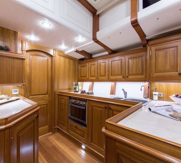 The 27m Yacht TEMPUS FUGIT