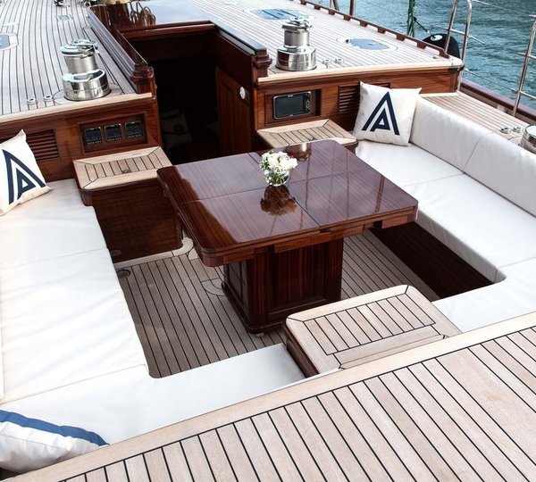 The 27m Yacht TEMPUS FUGIT