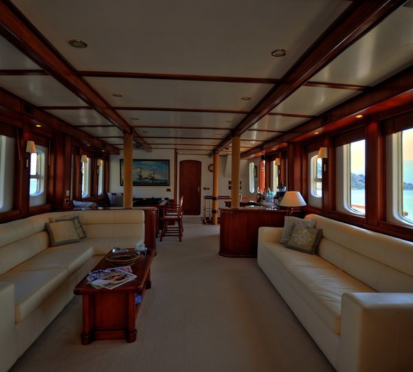 Saloon Aspect Aft Aboard Yacht EL BANDIDO