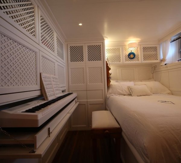 The 39m Yacht DIONE STAR