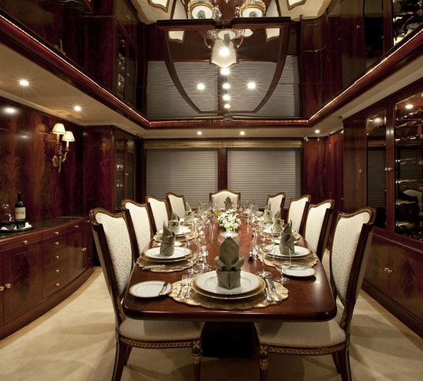 Furniture Aspect: Yacht NOBLE HOUSE's Eating/dining Saloon Captured