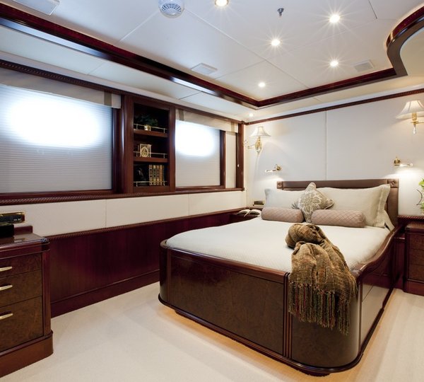 Queen Sized Cabin On Yacht NOBLE HOUSE
