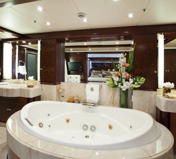 Personal Jacuzzi Pool Aboard Yacht NOBLE HOUSE