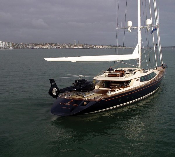 Chopper: Yacht TIARA's Aft Aspect Image