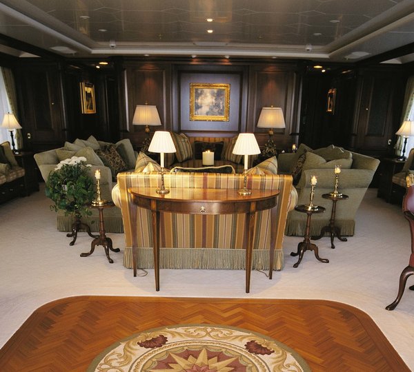 Profile: Yacht PARAFFIN's Lounging Photograph