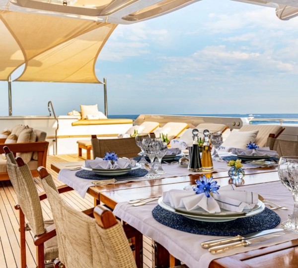 Exterior Relaxation Area With Dining 01