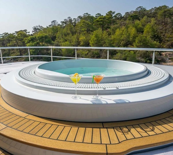Deck Jacuzzi