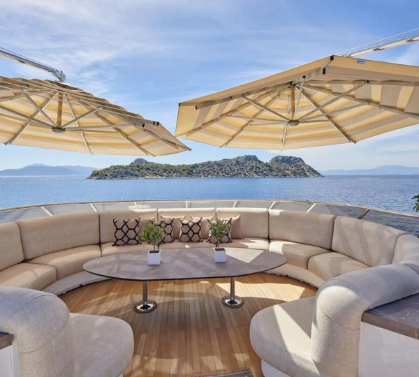Sun Deck Circular Dining