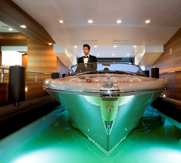 27ft Riva Iseo Enters The Yacht Without Using A Crane