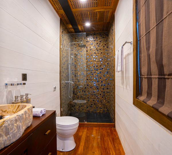 Dolphin Suite Bathroom