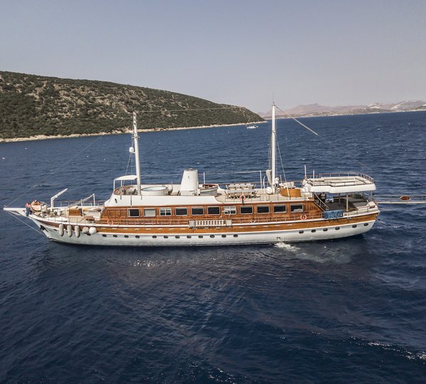 ELARA 1 - Exterior Profile Of The Yacht