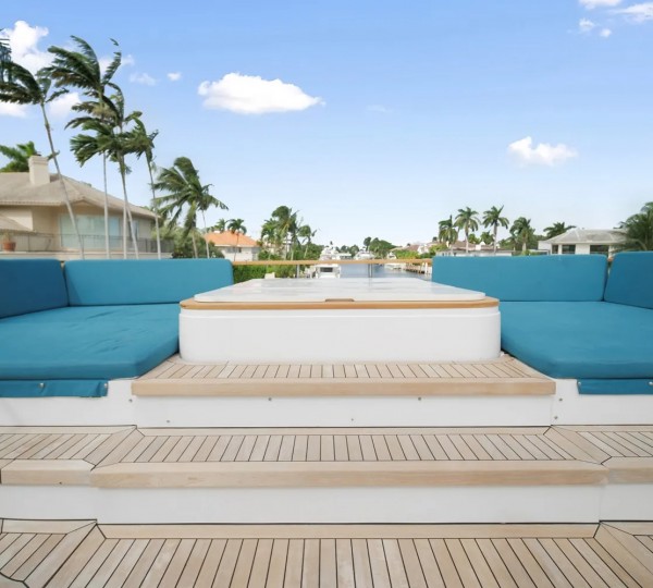 Flybridge Aft Seating
