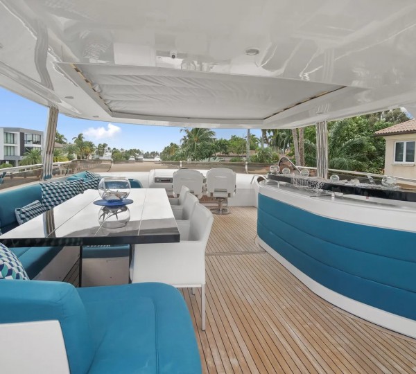 Flybridge Deck With Bar