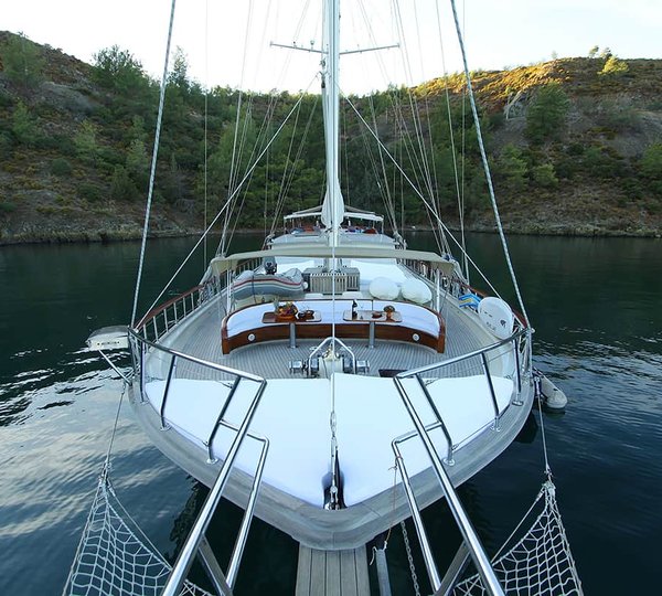 Foredeck with seating