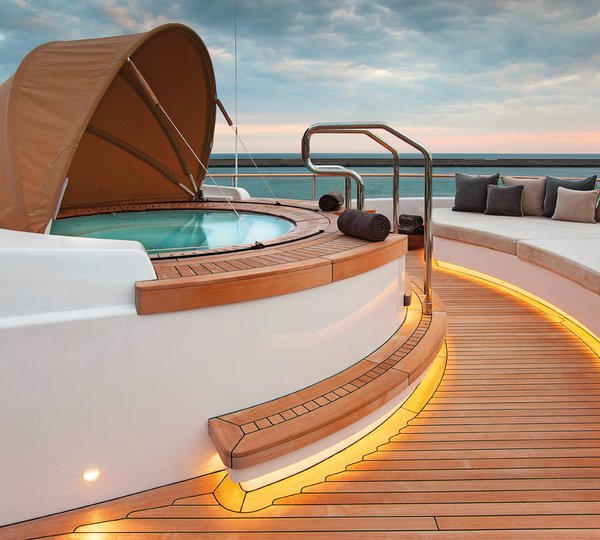 Jacuzzi With Sunpads