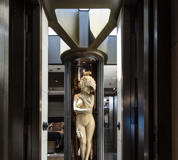LUxury Yacht PINK GIN VI - Hallway Statue