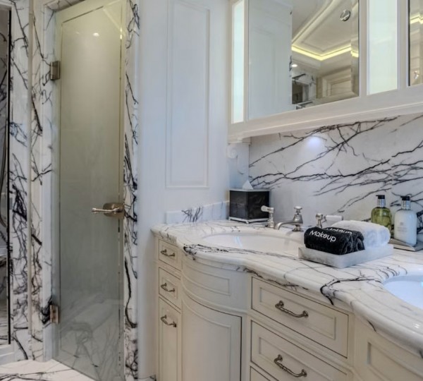 Lower Deck Guest Stateroom En Suite Bath