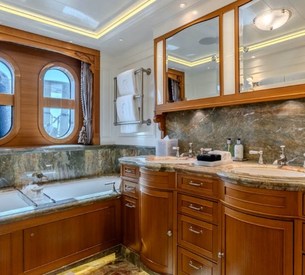 Lower Deck Guest En Suite