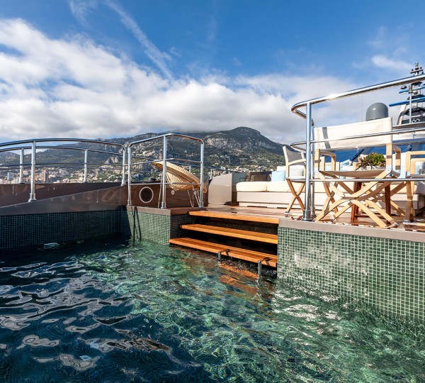 MRS L Exterior - Jacuzzi