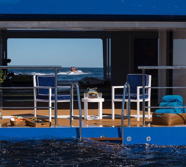 QUEEN MIRI - Side Deck Water Toys