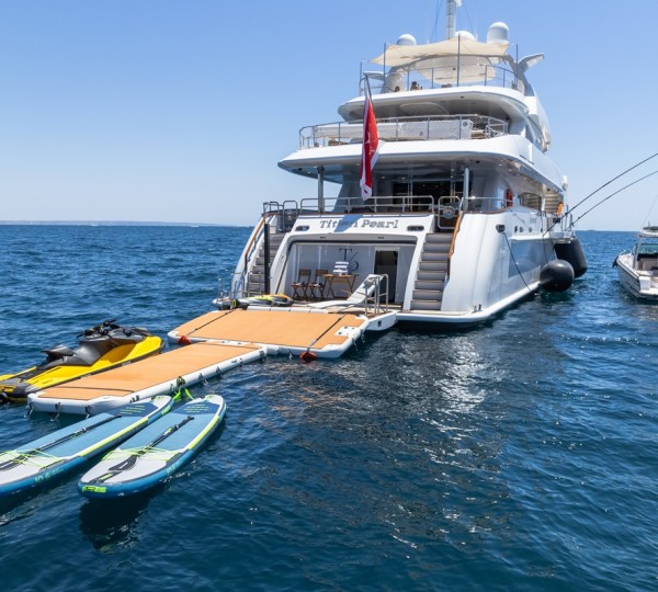 Stern Beachclub With Toys