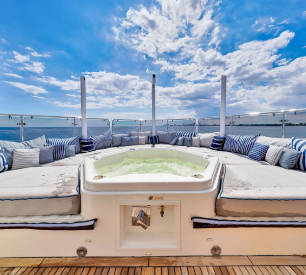 Sundeck Jacuzzi With Relaxation Area