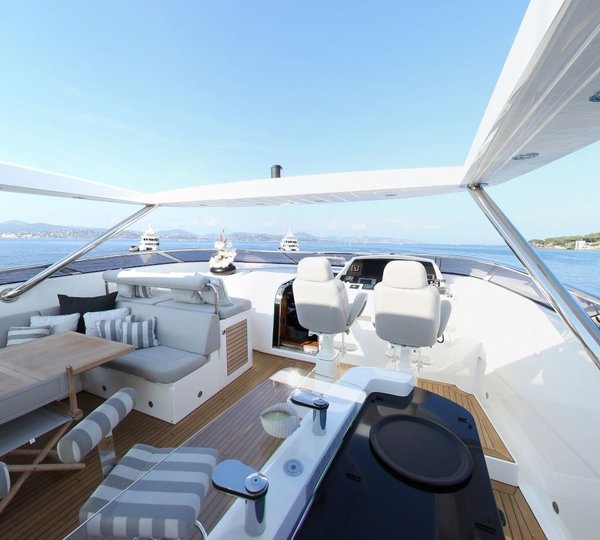 Sundeck With Dining And Bar