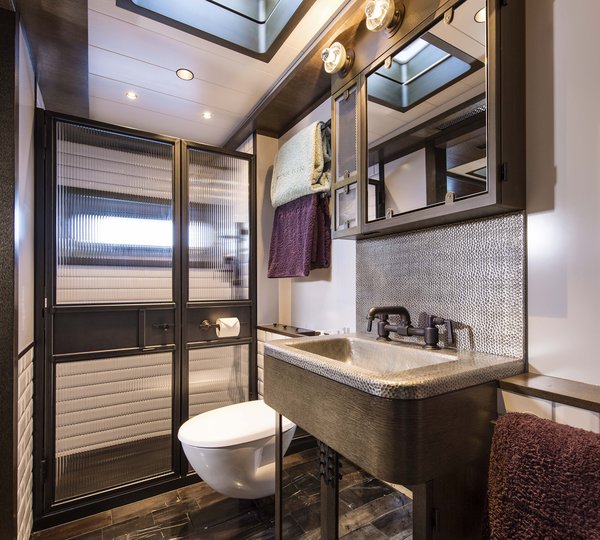 Superyacht PINK GIN VI - Bathroom Shower