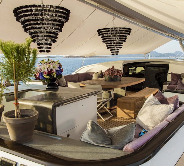 Superyacht PINK GIN VI - Cockpit Lounge