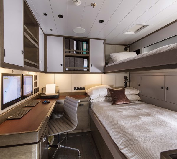 Superyacht PINK GIN VI - Single Cabin With Desk