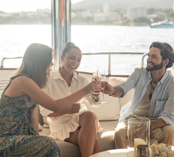 TITIAN PEARL - Lifestyle - Aft Lower Cheers