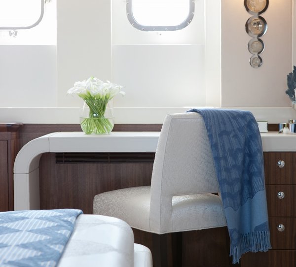 Yacht FIREFLY By Mulder -  Writing Desk