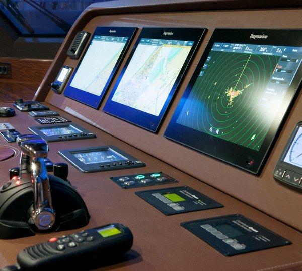 Yacht FIREFLY By Mulder - Bridge Instruments