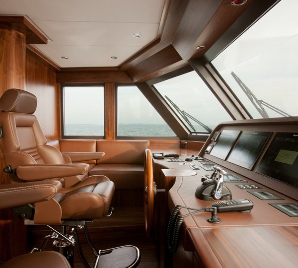 Yacht FIREFLY By Mulder - Bridge