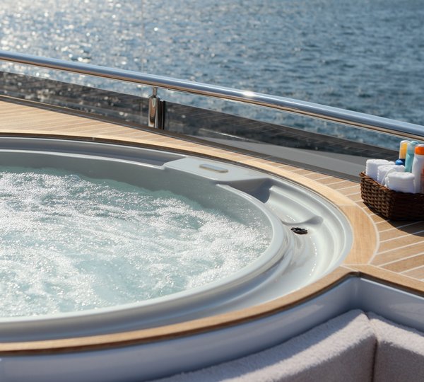 Yacht QUARANTA By Curvelle - Jacuzzi Detail