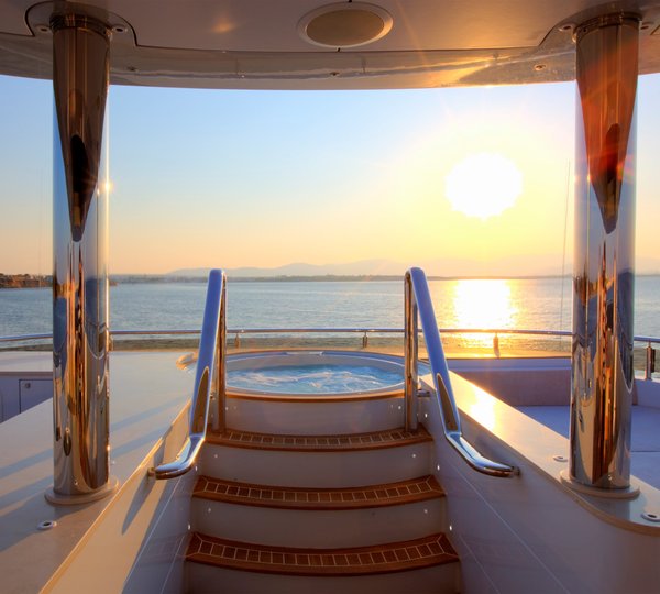 Yacht QUARANTA By Curvelle - Jacuzzi At Sunset