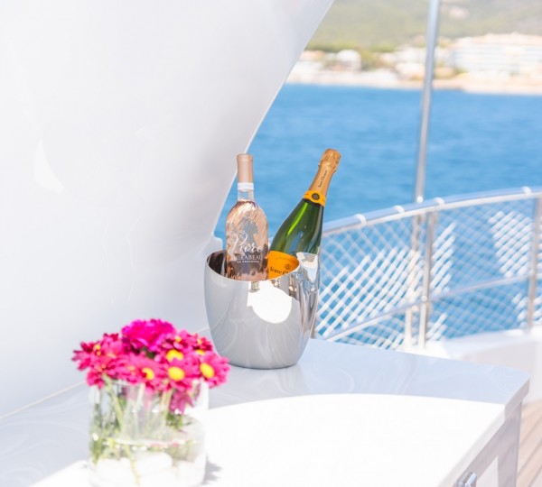 Lifestyle Closeup Sundeck 2