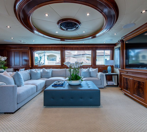 Main Saloon - Lounge Area