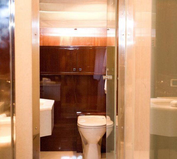 Guest cabin - bathroom