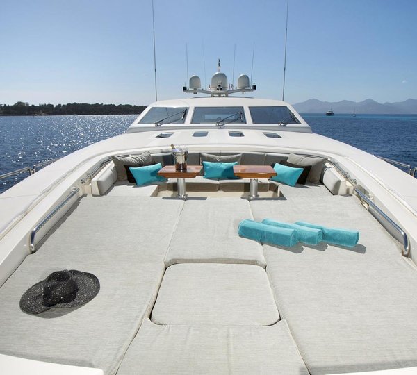 Yacht EOL B Foredeck