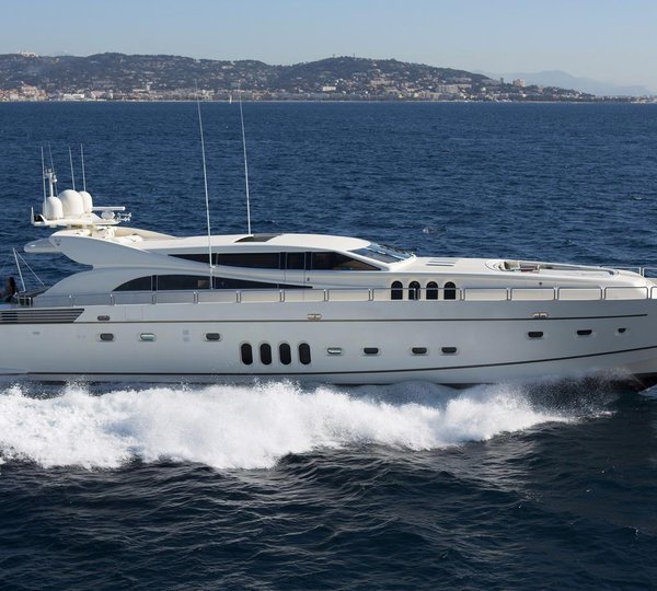 Yacht EOL B Underway 