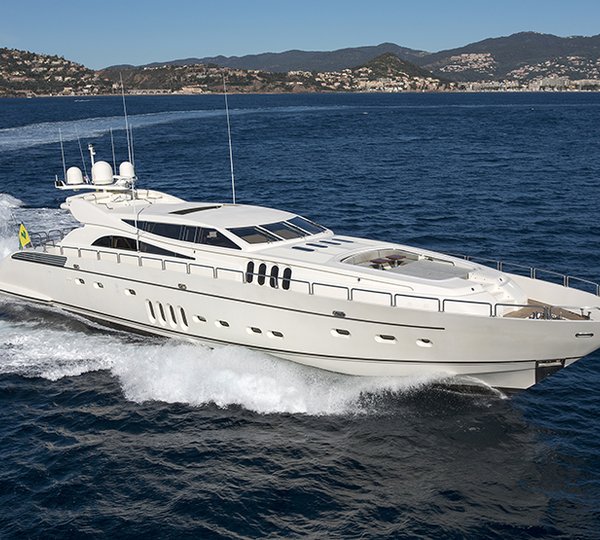 Yacht EOL B Underway  