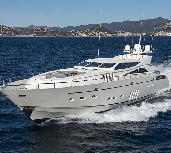 Yacht EOL B Underway  