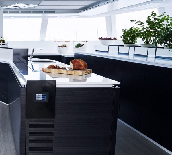 The 22m Yacht 19TH HOLE