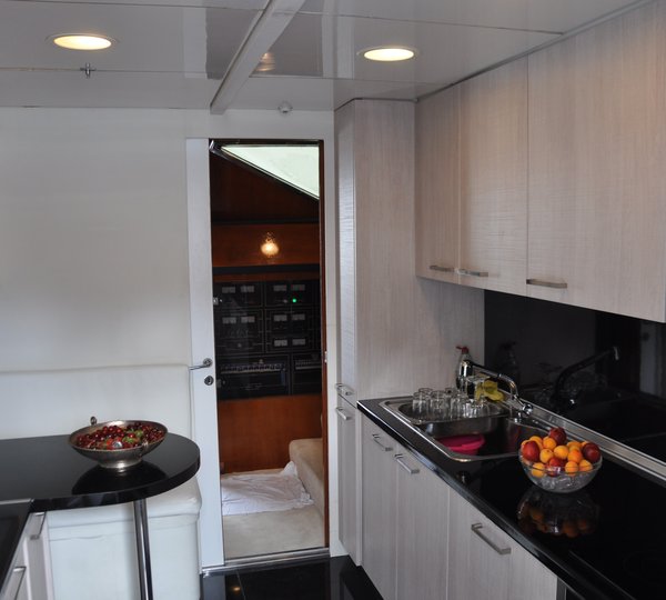 The 27m Yacht BON VIVEUR