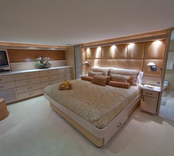 The 30m Yacht GOLDEN TOUCH