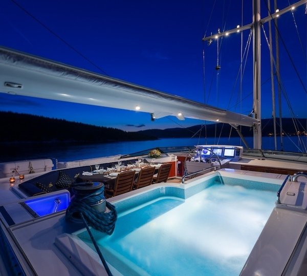 The 33m Yacht LADY SUNSHINE