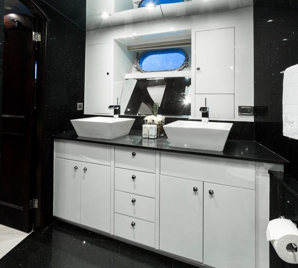 The 35m Yacht UNBRIDLED